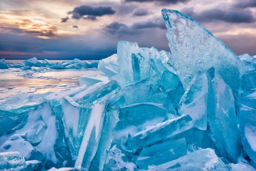 Зимний лед на Байкале, байкальские торосы, торосы на льду